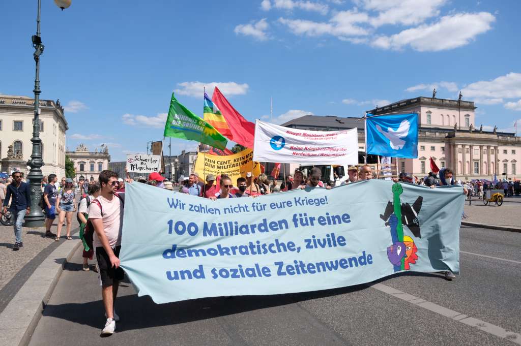 Tausende demonstrieren in Berlin gegen Hochrüstung